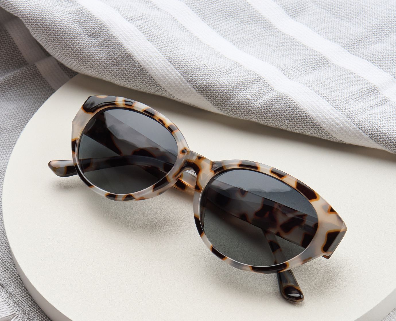 Peepers Villa Polarized Sunglasses in Chai Tortoise