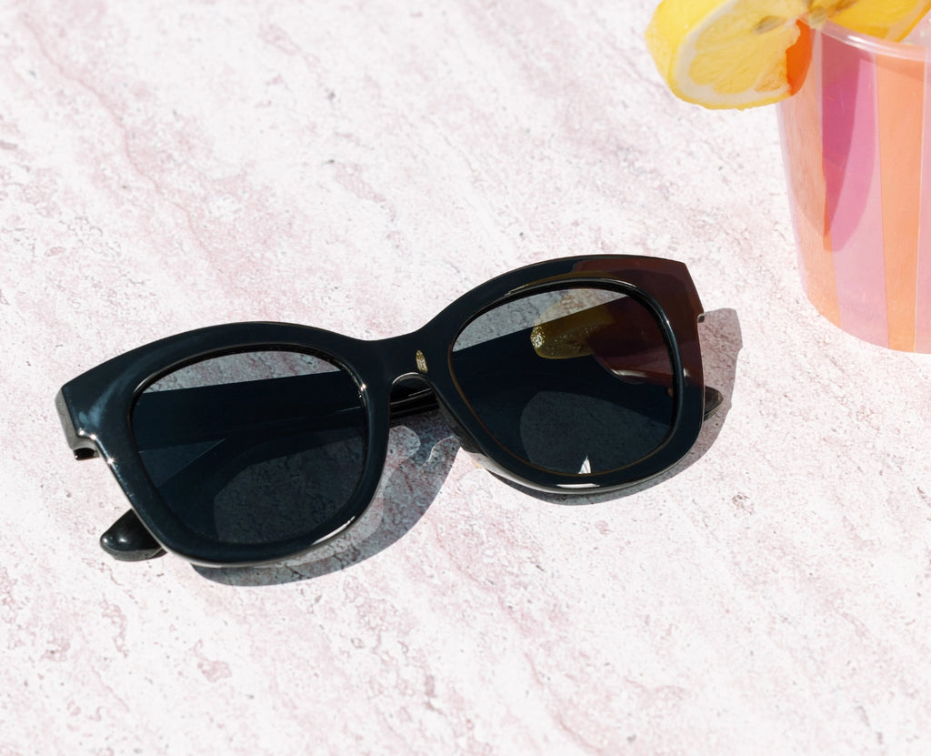 Peepers Center Stage Polarized Sunglasses in Black