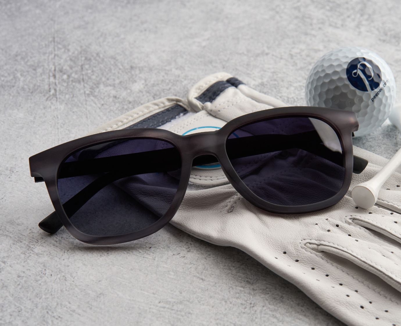 Peepers On Par Polarized Sunglasses in Charcoal Horn